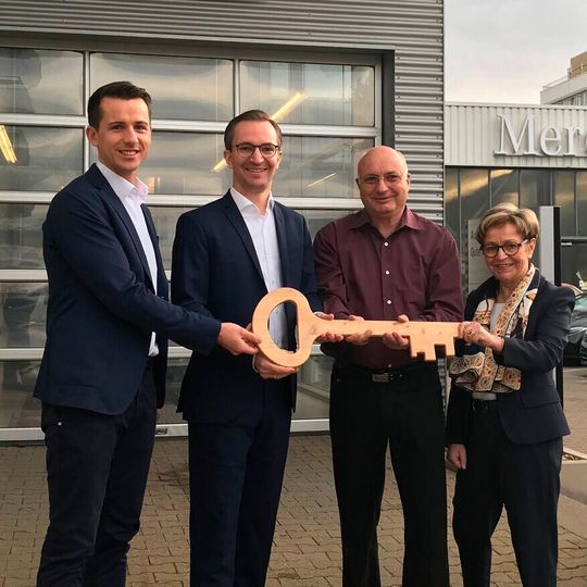 V.l.n.r.: Dominik Höfer (Betriebsleiter Wilhelm Jesinger KG, Standort Filderstadt), Frank Schnierle (Geschäftsführer Wilhelm Jesinger KG), Thomas Trautwein (Geschäftsführer Autohaus Trautwein GmbH) und Elli Schnierle (Geschäftsführende Gesellschafterin Wilhelm Jesinger KG). V.l.n.r.: Dominik Höfer (Betriebsleiter Wilhelm Jesinger KG, Standort Filderstadt), Frank Schnierle (Geschäftsführer Wilhelm Jesinger KG), Thomas Trautwein (Geschäftsführer Autohaus Trautwein GmbH) und Elli Schnierle (Geschäftsführende Gesellschafterin Wilhelm Jesinger KG).