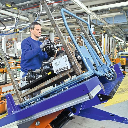 Im Bereich der Cockpitvormontage für den „ID. BUZZ“ sorgt ein Lift ab sofort dafür, dass die Teileentnahme auf optimaler Höhe geschieht. Im Bereich der Cockpitvormontage für den „ID. BUZZ“ sorgt ein Lift ab sofort dafür, dass die Teileentnahme auf optimaler Höhe geschieht.
