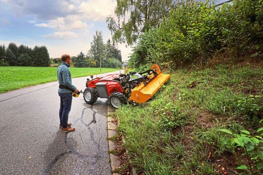 Mit dem Reform-Metron-P48-RC-Geräteträger lassen sich unterschiedliche Fahrzeugtypen umsetzen; im Bild beispielsweise ein Mulcher. Mit dem Reform-Metron-P48-RC-Geräteträger lassen sich unterschiedliche Fahrzeugtypen umsetzen; im Bild beispielsweise ein Mulcher.
