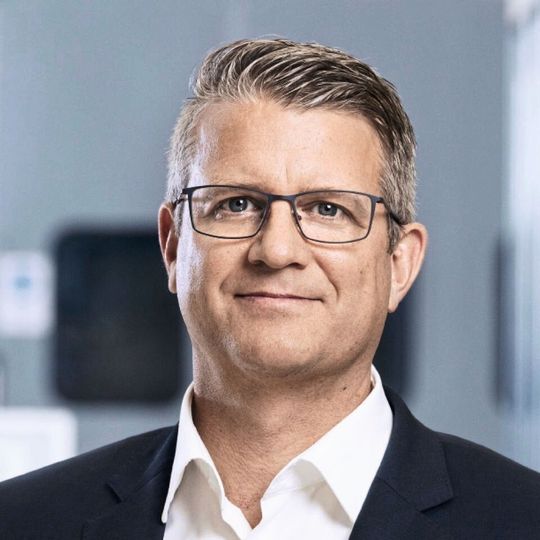 Dr. Uwe Knotzer: „Mit der 125-jährigen Erfahrung von Elin Motoren werden wir einen wesentlichen Vorteil für unsere Kunden bei der Elektrifizierung des Antriebsstrangs erzielen.“ Dr. Uwe Knotzer: „Mit der 125-jährigen Erfahrung von Elin Motoren werden wir einen wesentlichen Vorteil für unsere Kunden bei der Elektrifizierung des Antriebsstrangs erzielen.“