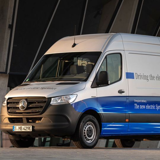 In Kürze steht der eSprinter auch Gewerbekunden zur Verfügung, die lokal emissionsfrei Ware ausliefern, zur Baustelle fahren oder Servicearbeiten erledigen wollen. In Kürze steht der eSprinter auch Gewerbekunden zur Verfügung, die lokal emissionsfrei Ware ausliefern, zur Baustelle fahren oder Servicearbeiten erledigen wollen.