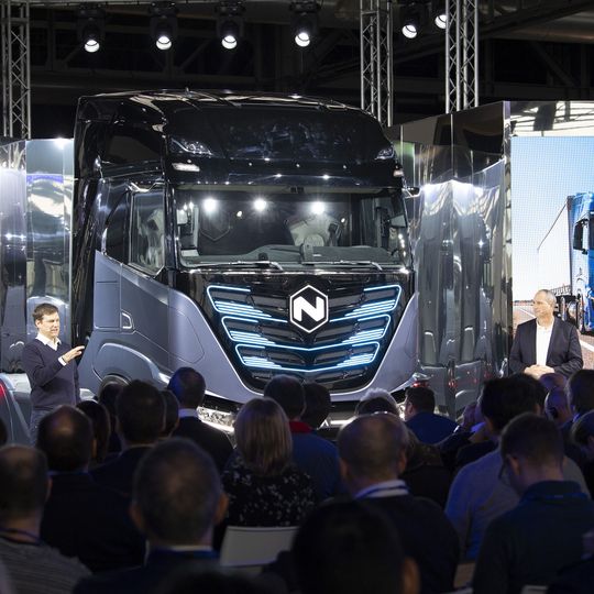 Der Nikola TRE ist der erste Schritt auf dem Weg zum Nikola Fuel Cell Electric Model (FCEV, Brennstoffzelle), das den Kunden ab 2023 zur Verfügung stehen wird. Der Nikola TRE ist der erste Schritt auf dem Weg zum Nikola Fuel Cell Electric Model (FCEV, Brennstoffzelle), das den Kunden ab 2023 zur Verfügung stehen wird.