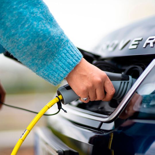 Politik und Hersteller versprechen höhere Prämien für E-Fahrzeuge. Politik und Hersteller versprechen höhere Prämien für E-Fahrzeuge.