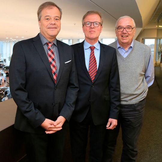 Bernd Lindemann (Mitte) übernimmt die Verantwortung für den kaufmännischen Bereich bei Auto Wichert von Bernd Kußmaul (rechts). Er bildet damit die Geschäftsführung gemeinsam mit Bernd Glathe (links). Bernd Lindemann (Mitte) übernimmt die Verantwortung für den kaufmännischen Bereich bei Auto Wichert von Bernd Kußmaul (rechts). Er bildet damit die Geschäftsführung gemeinsam mit Bernd Glathe (links).