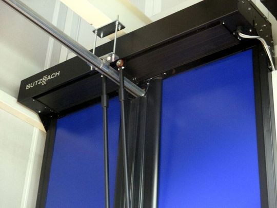 Durch das zweigeteilte Öffnungsprinzip kann die Aussparung für die Kranbahn einfach integriert werden. Durch das zweigeteilte Öffnungsprinzip kann die Aussparung für die Kranbahn einfach integriert werden.