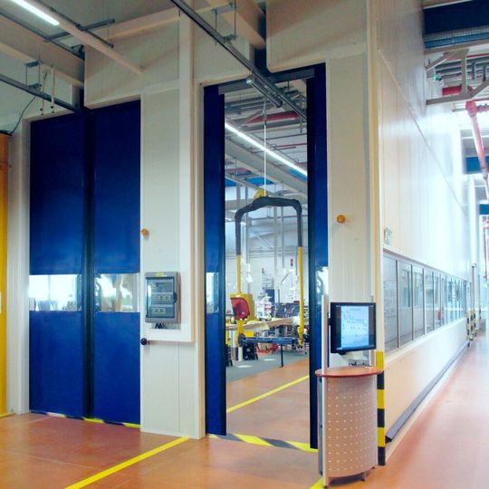 Da die Tore seitlich öffnen, steht sofort die gesamte Durchfahrtshöhe zur Verfügung. Da die Tore seitlich öffnen, steht sofort die gesamte Durchfahrtshöhe zur Verfügung.