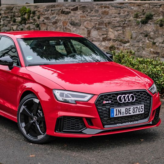 Audi hat mit dem RS3 in der Kompaktklasse eine Rennkugel auf den Markt gebracht, der man die Leistung nicht auf den ersten Blick ansieht. Audi hat mit dem RS3 in der Kompaktklasse eine Rennkugel auf den Markt gebracht, der man die Leistung nicht auf den ersten Blick ansieht.