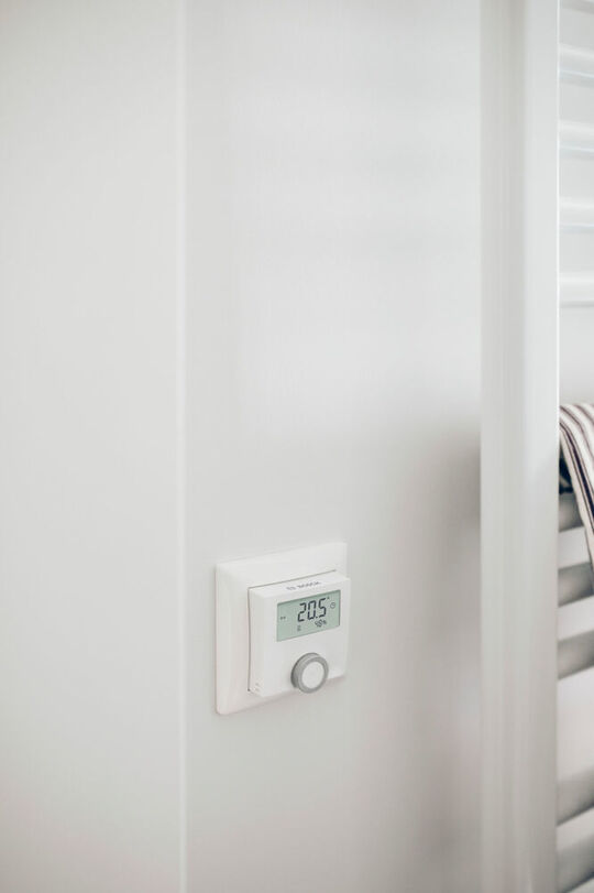 Grazie all'alimentazione wireless e alla connessione radio, il termostato può essere montato in modo flessibile nella stanza.