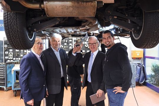 Gemeinsam für die Dieselnachrüstung: (v. li.) Dietrich Kloz (Autohaus Felix Kloz), Regierungspräsident Wolfgang Reimer, Christian Reher (Kfz-Innung Region Stuttgart) und Dr. Martin Pley. Gemeinsam für die Dieselnachrüstung: (v. li.) Dietrich Kloz (Autohaus Felix Kloz), Regierungspräsident Wolfgang Reimer, Christian Reher (Kfz-Innung Region Stuttgart) und Dr. Martin Pley.