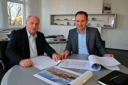 Helmut und Andreas Peter: „Wir haben die vergangenen 29 Jahre immer in die Zukunft investiert. Und wie in der Vergangenheit müssen sich unsere Investitionen auch zukünftig rechnen. Wohl wissend, dass die eine oder andere schwarze Wolke aufzieht.“ Helmut und Andreas Peter: „Wir haben die vergangenen 29 Jahre immer in die Zukunft investiert. Und wie in der Vergangenheit müssen sich unsere Investitionen auch zukünftig rechnen. Wohl wissend, dass die eine oder andere schwarze Wolke aufzieht.“
