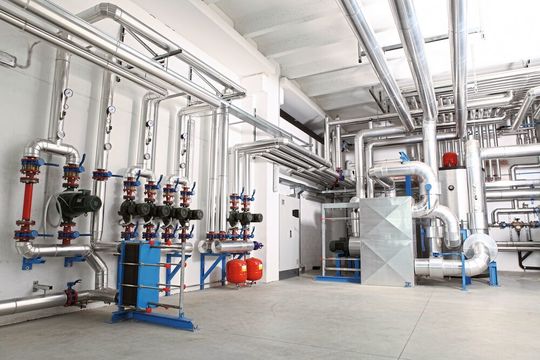 So modern wie hier schaut es nur in wenigen Industriebetrieben aus. Oft wird bei der Heizung noch veraltete Pumpentechnik eingesetzt. So modern wie hier schaut es nur in wenigen Industriebetrieben aus. Oft wird bei der Heizung noch veraltete Pumpentechnik eingesetzt.