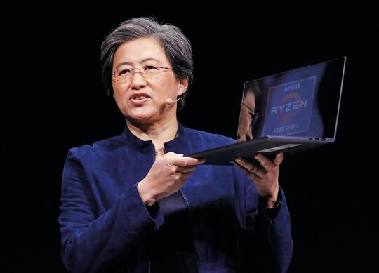 Lisa Su, capo di AMD, mostra il Lenovo Yoga Slim 7 con un processore Ryzen 7-4800U nel suo keynote al CES. La CPU ha otto core, opera a 16 thread e offre una GPU Radeon Vega integrata.