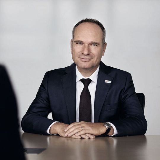 Stabswechsel bei der Ruag. Nach dem Entflechtungsprozess des zivilen Bereichs vom Armeebereich verlässt CEO Urs Breitmeier das Unternehmen. Urs Breitmeier war 18 Jahre lang in leitenden Positionen bei Ruag tätig, die letzten sieben Jahre davon als CEO. Stabswechsel bei der Ruag. Nach dem Entflechtungsprozess des zivilen Bereichs vom Armeebereich verlässt CEO Urs Breitmeier das Unternehmen. Urs Breitmeier war 18 Jahre lang in leitenden Positionen bei Ruag tätig, die letzten sieben Jahre davon als CEO.
