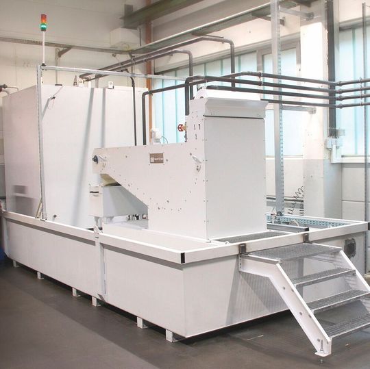 The belt filter cleans the contaminated cutting oil which is then returned to the automatic lathe through an integrated pump system. The belt filter cleans the contaminated cutting oil which is then returned to the automatic lathe through an integrated pump system.