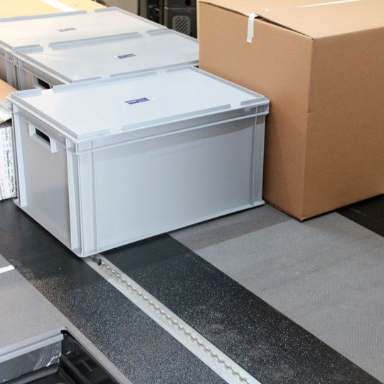 Antirutschpads von Logis können wie Aufkleber angebracht werden. Antirutschpads von Logis können wie Aufkleber angebracht werden.