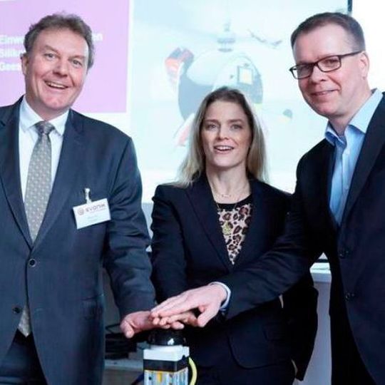 Left to right: Olaf Schulze, Mayor of Geesthacht; Lauren Kjeldsen, Managing Director Evonik Nutrition & Care; and Mathias Jammer, Site Manager Geesthacht. Left to right: Olaf Schulze, Mayor of Geesthacht; Lauren Kjeldsen, Managing Director Evonik Nutrition & Care; and Mathias Jammer, Site Manager Geesthacht.