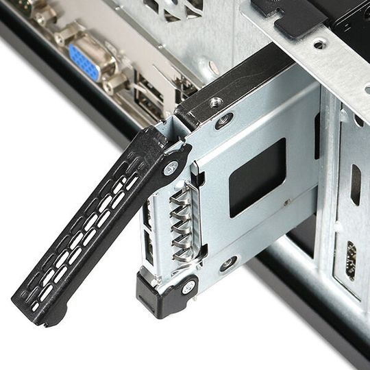 Der ToughArmor MB839SP-B von Icy Dock nutzt PCIe-Slots, um SSDs und 2,5-Zoll-HDDs unterzubringen. Der ToughArmor MB839SP-B von Icy Dock nutzt PCIe-Slots, um SSDs und 2,5-Zoll-HDDs unterzubringen.