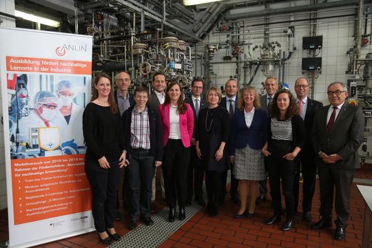 Der hessische Regionalbeirat des Projektes ANLIN v.l.n.r.: Marny Schröder (Provadis), Dr. Frank-Peter Hopp (PES), Dr. Eva Kaufmann (PES), Roger Jung (Sanofi), Yvonne Schneider (Clariant), Daniel Schubert (HessenChemie), Eva Bergauer (IHK), Martin Kersten (Habich’s Söhne), Heike Blaum (VCI), Stefan Ehrhard (Provadis), Marlene Haas (IHK), Dr. Karsten Rudolf (Provadis), Osman Ulusoy (IG BCE). Der hessische Regionalbeirat des Projektes ANLIN v.l.n.r.: Marny Schröder (Provadis), Dr. Frank-Peter Hopp (PES), Dr. Eva Kaufmann (PES), Roger Jung (Sanofi), Yvonne Schneider (Clariant), Daniel Schubert (HessenChemie), Eva Bergauer (IHK), Martin Kersten (Habich’s Söhne), Heike Blaum (VCI), Stefan Ehrhard (Provadis), Marlene Haas (IHK), Dr. Karsten Rudolf (Provadis), Osman Ulusoy (IG BCE).