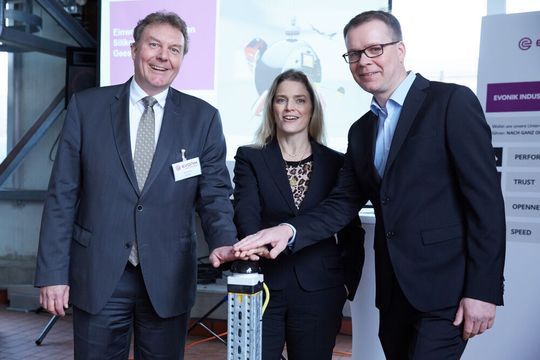 Von links nach rechts: Olaf Schulze, Bürgermeister der Stadt Geesthacht, Lauren Kjeldsen, Geschäftsführerin Evonik Nutrition & Care, Mathias Jammer, Standortleiter Geesthacht Von links nach rechts: Olaf Schulze, Bürgermeister der Stadt Geesthacht, Lauren Kjeldsen, Geschäftsführerin Evonik Nutrition & Care, Mathias Jammer, Standortleiter Geesthacht
