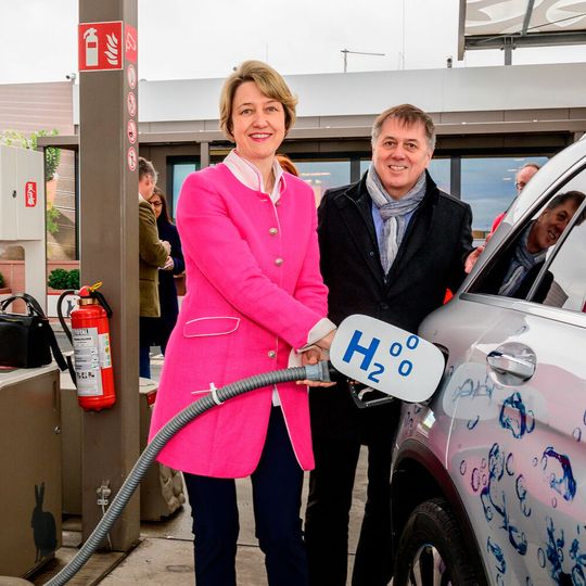 Dr. Anja Weisgerber, Sprecherin für Umwelt- und Klimapolitik der CDU/CSU-Fraktion im Deutschen Bundestag, und Burkhard Reuss, Direktor Kommunikation und Public Affairs der Total Deutschland GmbH, bei der Eröffnung der Wasserstofftankstelle in Biebeldried. Dr. Anja Weisgerber, Sprecherin für Umwelt- und Klimapolitik der CDU/CSU-Fraktion im Deutschen Bundestag, und Burkhard Reuss, Direktor Kommunikation und Public Affairs der Total Deutschland GmbH, bei der Eröffnung der Wasserstofftankstelle in Biebeldried.