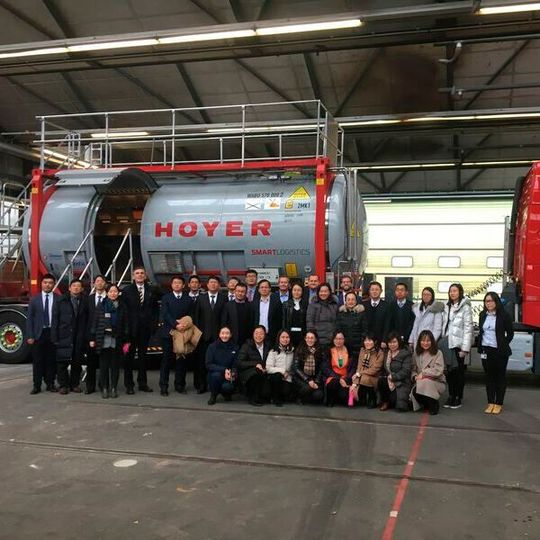 Am Schulungstankcontainer gab es praktishe Unterweisungen für die Gäste aus China. Am Schulungstankcontainer gab es praktishe Unterweisungen für die Gäste aus China.