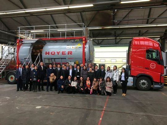Am Schulungstankcontainer gab es praktishe Unterweisungen für die Gäste aus China. Am Schulungstankcontainer gab es praktishe Unterweisungen für die Gäste aus China.