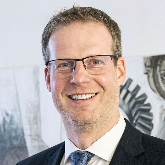 Hat zum Jahreswechsel den Hauptgeschäftsführer des AUMA Dr. Peter Neven abgelöst: der neue AUMA-Geschäftsführer Jörn Holtmeier. Hat zum Jahreswechsel den Hauptgeschäftsführer des AUMA Dr. Peter Neven abgelöst: der neue AUMA-Geschäftsführer Jörn Holtmeier.