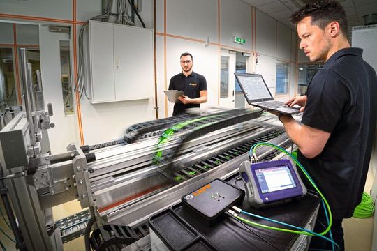Predictive Maintenance bei Kabeln: Die Predictive Maintenance Box wird im Lapp-Testzentrum
weiterentwickelt und verfeinert. Predictive Maintenance bei Kabeln: Die Predictive Maintenance Box wird im Lapp-Testzentrum
weiterentwickelt und verfeinert.
