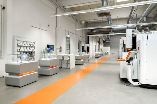 Im Showroom der GF Machining Solutions GmbH wurden in Echtzeit unter anderem auch die Praxisbauteile bearbeitet. Im Showroom der GF Machining Solutions GmbH wurden in Echtzeit unter anderem auch die Praxisbauteile bearbeitet.