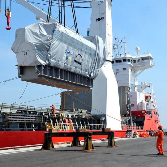 Für den Transport der 325 t schweren MAN-Dieselmotoren wurde Spezialequipment eingesetzt. Für den Transport der 325 t schweren MAN-Dieselmotoren wurde Spezialequipment eingesetzt.