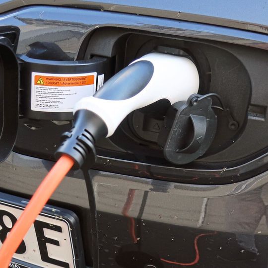 Die Zahl der E-Autos steigt weltweit, vor allem in Europa gehen die Neuzulassungen nach oben. Die Zahl der E-Autos steigt weltweit, vor allem in Europa gehen die Neuzulassungen nach oben.