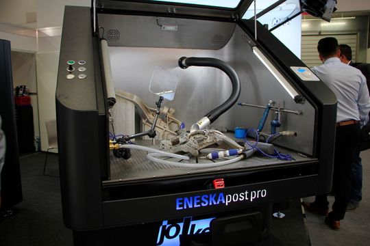 Joke stellte seine Eneska Postpro auf der Formnext 2019 vor. Der dichte und komplett eingehauster Arbeitsraum soll das Postprocessing in der Additiven Fertigung sicherer machen. Joke stellte seine Eneska Postpro auf der Formnext 2019 vor. Der dichte und komplett eingehauster Arbeitsraum soll das Postprocessing in der Additiven Fertigung sicherer machen.