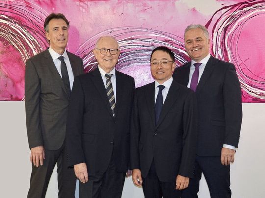 Der Aufsichtsrat mit Gottfried Bertram (2. v.l.) hat den neuen Vorstand von Harmonic Drive berufen: CFO Thomas Berger, CEO Norimitsu Ito und CSO/CMO Peter Hantl (v.l.). Der Aufsichtsrat mit Gottfried Bertram (2. v.l.) hat den neuen Vorstand von Harmonic Drive berufen: CFO Thomas Berger, CEO Norimitsu Ito und CSO/CMO Peter Hantl (v.l.).