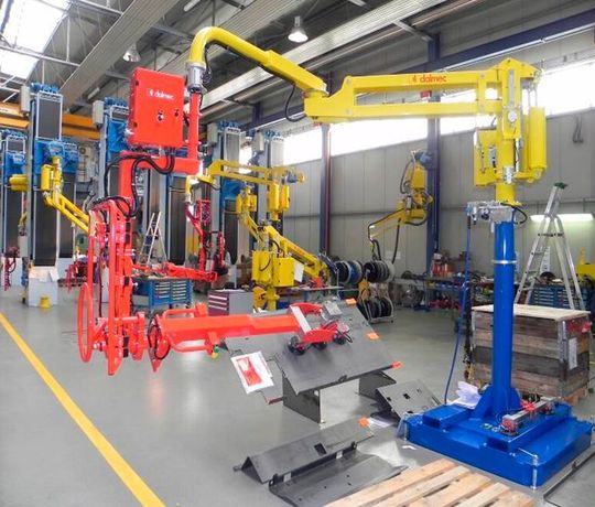 Das Abkanten ist eines der wichtigsten Verfahren im Bereich der Blechbearbeitung und wird in der metallverarbeitenden Industrie in Abhängigkeit vom Produkt oft noch an Abkantbänken durchgeführt. Das Positionieren der in der Regel bis zu 150 kg schweren Bleche wird dabei häufig von zwei Mitarbeitern übernommen – eine körperlich sehr anspruchsvolle Tätigkeit, die aufgrund des hohen Gewichts und der Unhandlichkeit der Teile auch mit einem Sicherheitsrisiko verbunden ist. Das Abkanten ist eines der wichtigsten Verfahren im Bereich der Blechbearbeitung und wird in der metallverarbeitenden Industrie in Abhängigkeit vom Produkt oft noch an Abkantbänken durchgeführt. Das Positionieren der in der Regel bis zu 150 kg schweren Bleche wird dabei häufig von zwei Mitarbeitern übernommen – eine körperlich sehr anspruchsvolle Tätigkeit, die aufgrund des hohen Gewichts und der Unhandlichkeit der Teile auch mit einem Sicherheitsrisiko verbunden ist.