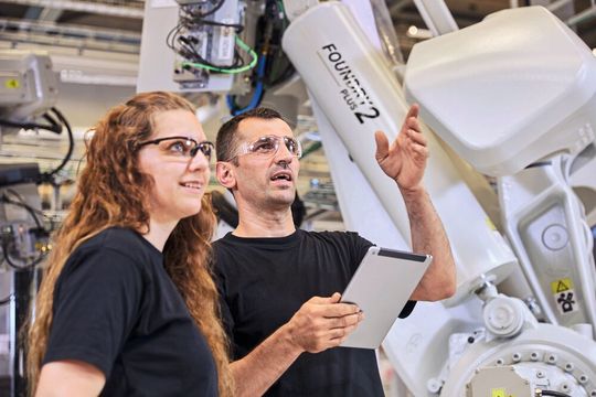 Fokus Mittelstand: Der Geschäftsbereich Robotik & Fertigungsautomation von ABB in Deutschland stellt auf einer neuen Plattform die Automatisierung mittelständischer Unternehmen in den Mittelpunkt. Fokus Mittelstand: Der Geschäftsbereich Robotik & Fertigungsautomation von ABB in Deutschland stellt auf einer neuen Plattform die Automatisierung mittelständischer Unternehmen in den Mittelpunkt.