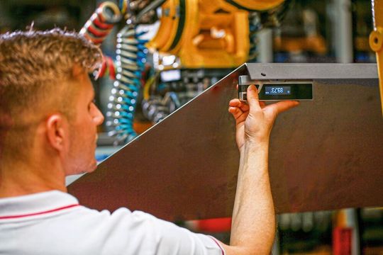Dank des berührungslose Messverfahrens sind auch „Überkopfmessungen“ schnell und einfach durchführbar. Dank des berührungslose Messverfahrens sind auch „Überkopfmessungen“ schnell und einfach durchführbar.