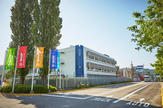 Durch die Beseitigung von operativen Engpässen will BASF gleichzeitig ihre bereits bestehenden Kapazitäten für Irganox 1520L am Produktionsstandort Pontecchio Marconi in Italien um 20 % erhöhen. Durch die Beseitigung von operativen Engpässen will BASF gleichzeitig ihre bereits bestehenden Kapazitäten für Irganox 1520L am Produktionsstandort Pontecchio Marconi in Italien um 20 % erhöhen.