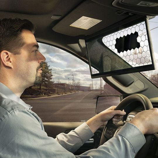 Kleiner Schatten statt Brett vorm Kopf: Der Virtual Visor soll die Unfallgefahr senken. Kleiner Schatten statt Brett vorm Kopf: Der Virtual Visor soll die Unfallgefahr senken.