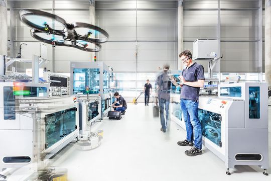 Cyber-physische Systeme und die intelligente Vernetzung der Fertigungsanlagen und Logistiksysteme bilden die Grundlage der Smart Factory, die sich im Idealfall ohne menschliches Eingreifen autonom organisiert. Das beunruhigt zwar viele, hat aber eher seine Vorteile, sagen die Experten. Cyber-physische Systeme und die intelligente Vernetzung der Fertigungsanlagen und Logistiksysteme bilden die Grundlage der Smart Factory, die sich im Idealfall ohne menschliches Eingreifen autonom organisiert. Das beunruhigt zwar viele, hat aber eher seine Vorteile, sagen die Experten.