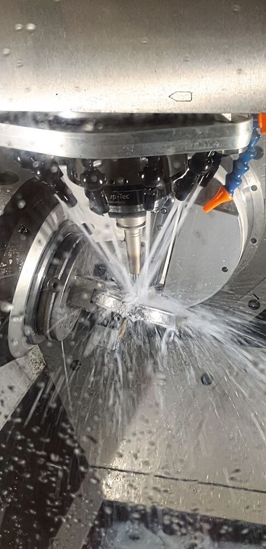 Die Mikron HSM 200U LP bei der Fünfachs-Simultanbearbeitung von Zahnprothesen. Diese werden präzise mit guten Oberflächen in einer hohen Bearbeitungsgeschwindigkeit hergestellt. Die Mikron HSM 200U LP bei der Fünfachs-Simultanbearbeitung von Zahnprothesen. Diese werden präzise mit guten Oberflächen in einer hohen Bearbeitungsgeschwindigkeit hergestellt.