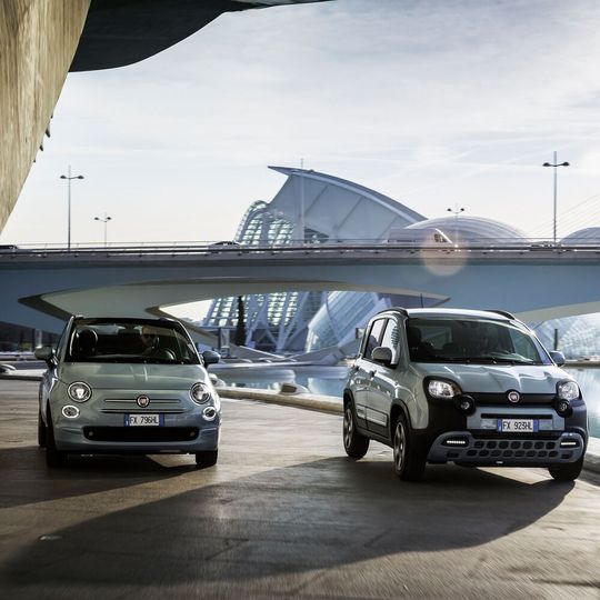 Die Sondermodelle der „Launch Edition“ von Fiat 500 Hybrid und Fiat Panda Hybrid sind am Schriftzug „Hybrid“ am Heck sowie einem speziellen Logo an der Mittelkonsole zu erkennen. Die Sondermodelle der „Launch Edition“ von Fiat 500 Hybrid und Fiat Panda Hybrid sind am Schriftzug „Hybrid“ am Heck sowie einem speziellen Logo an der Mittelkonsole zu erkennen.