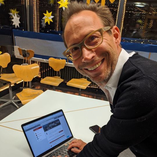 Gemeindepräsident Gregory Turkawka hatte die Idee, die Regensberger einfach digital zu verbinden. Gemeindepräsident Gregory Turkawka hatte die Idee, die Regensberger einfach digital zu verbinden.
