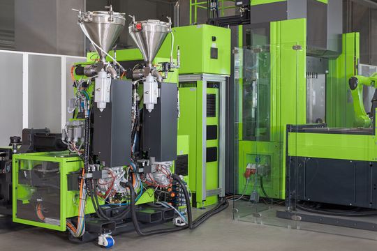 Mit diesem Reaktivaggregat gibt Engel den Kunststoffverarbeitern ein neues System an die Hand, mit dem sie sich die In-situ-Polymerisation für die Herstellung faserverstärkter, thermoplastischer Kunststoffbauteile auf Polyamidbasis besonders kompakt ins Haus holen können. Mit diesem Reaktivaggregat gibt Engel den Kunststoffverarbeitern ein neues System an die Hand, mit dem sie sich die In-situ-Polymerisation für die Herstellung faserverstärkter, thermoplastischer Kunststoffbauteile auf Polyamidbasis besonders kompakt ins Haus holen können.