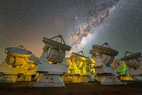 Die überwältigende Milchstraße über den Antennenschüsseln des ALMA-Observatoriums. Die überwältigende Milchstraße über den Antennenschüsseln des ALMA-Observatoriums.
