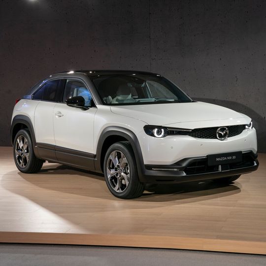 Mazdas erstes E-Auto feiert im September seine Handelspremiere. Mazdas erstes E-Auto feiert im September seine Handelspremiere.