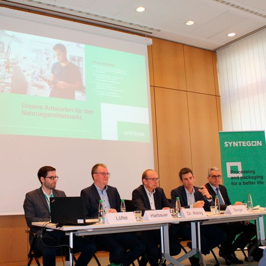 Neuer Name, bekannte Gesichter( v.l.nr.) Patrick Löffel (Presse), Uwe Harbauer (Geschäftsführer Pharma), Stefan König (Vorstandsvorsitzender), Clemens Berger (Geschäftsführer Food), Dietrich Birk ( Geschäftsführer, VDMA Baden-Württemberg). Neuer Name, bekannte Gesichter( v.l.nr.) Patrick Löffel (Presse), Uwe Harbauer (Geschäftsführer Pharma), Stefan König (Vorstandsvorsitzender), Clemens Berger (Geschäftsführer Food), Dietrich Birk ( Geschäftsführer, VDMA Baden-Württemberg).