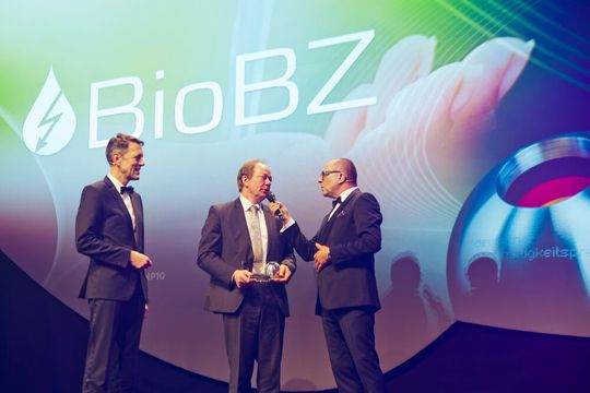 Für das Projekt „Bio BZ“ erhielt die TU Clausthal den Deutschen Nachhaltigkeitspreis 2018, nun ist das Folgeprojekt „Demo-BioBZ“ bewilligt worden. Für das Projekt „Bio BZ“ erhielt die TU Clausthal den Deutschen Nachhaltigkeitspreis 2018, nun ist das Folgeprojekt „Demo-BioBZ“ bewilligt worden.