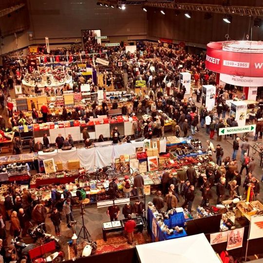 Rund 700 Aussteller machen die Bremen Classic Motorshow zu einem abwechslungsreichen Oldtimerevent. Rund 700 Aussteller machen die Bremen Classic Motorshow zu einem abwechslungsreichen Oldtimerevent.