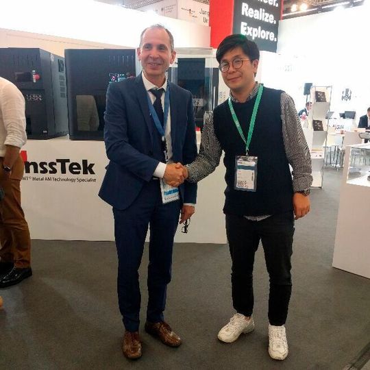 Lothar Glasmacher, Head of Additive & Process Technologies at ModuleWorks (left) and Seho Park, Vice President of InssTek (right) at formnext 2019 in Frankfurt am Main (Germany). Lothar Glasmacher, Head of Additive & Process Technologies at ModuleWorks (left) and Seho Park, Vice President of InssTek (right) at formnext 2019 in Frankfurt am Main (Germany).