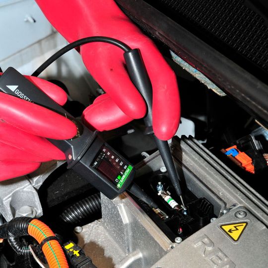 In Hochvoltschulungen lernen Teilnehmer das richtige Freischalten von Elektroautos. In Hochvoltschulungen lernen Teilnehmer das richtige Freischalten von Elektroautos.